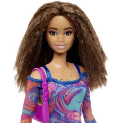 Barbie - Muñeca Fashionista con vestido estampado mármol y accesorios de moda ㅤ