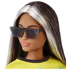 Barbie - Muñeca fashionista - Top con llamas y falda a cuadros