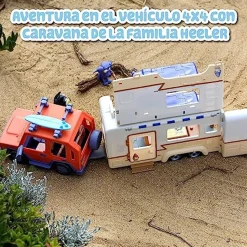 Famosa - Bluey - Vehículo de vacaciones con tablas de surf y figurita articulada ㅤ
