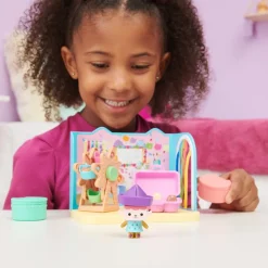 Gabby's Dollhouse - Sala de manualidades de Bebé Boxㅤ