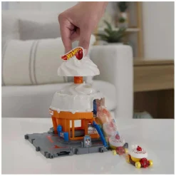 Hot Wheels - Pista de carreras City Tienda de helados con 1 vehículo incluido ㅤ